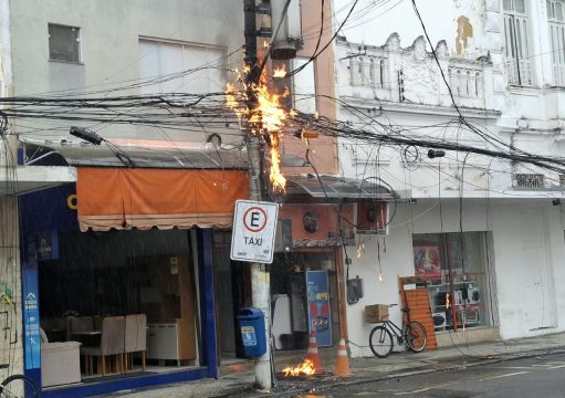 Incêndio atinge poste e fiação elétrica no Centro de Campos Incêndio atinge poste e fiação elétrica no Centro de Campos