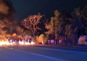 Manifestação contra prisão de homem bloqueia BR-101 por mais de duas horas em Campos