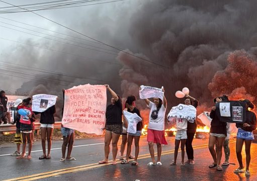 Moradores do Pq. São Mateus e familiares do menino Bernardo protestam por justiça e segurança Moradores do Pq. São Mateus e familiares do menino Bernardo protestam por justiça e segurança