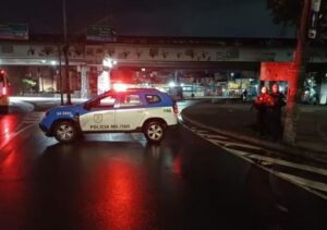 No Rio de Janeiro, operação do Bope provoca tiroteios e bloqueios na Cidade de Deus No Rio de Janeiro, operação do Bope provoca tiroteios e bloqueios na Cidade de Deus