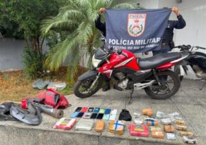 PM apreende 14 celulares, 7 kg de drogas e uma moto roubada em residência no bairro Calabouço