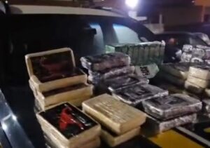 PRF e PF apreendem 50 tabletes de pasta base de cocaína na BR-101; dois homens presos PRF e PF apreendem 50 tabletes de pasta base de cocaína na BR-101; dois homens presos