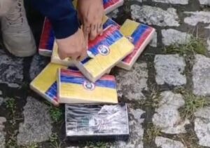PRF e PF apreendem cocaína escondida em compartimento de veículo em Casimiro de Abreu PRF e PF apreendem cocaína escondida em compartimento de veículo em Casimiro de Abreu