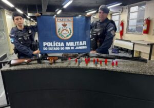 Polícia Militar apreende duas espingardas  em casa abandonada na Baixada Campista