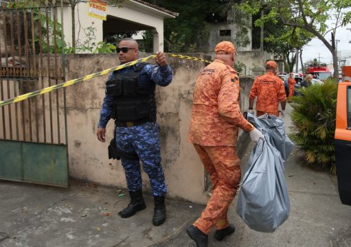 Possíveis restos humanos são encontrados em poço de imóvel abandonado em Campos Possíveis restos humanos são encontrados em poço de imóvel abandonado em Campos