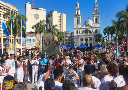 Projeto social movimenta Praça São Salvador com roda de capoeira no feriado do padroeiro Projeto social movimenta Praça São Salvador com roda de capoeira no feriado do padroeiro