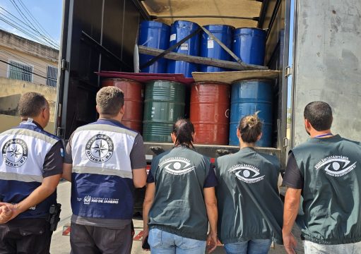32 toneladas de polpa de fruta são apreendidas dentro de tonéis enferrujados em Campos 32 toneladas de polpa de fruta são apreendidas dentro de tonéis enferrujados em Campos