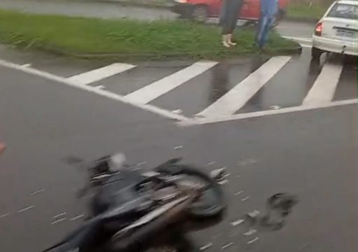 Acidente entre carro e moto provoca congestionamento na BR-101 em Campos Acidente entre carro e moto provoca congestionamento na BR-101 em Campos