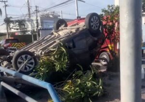 Carro capota e interrompe trânsito na Avenida 28 de Março, em Campos