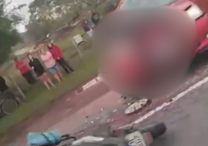 Colisão frontal entre carro e moto deixa homem morto e dois feridos graves na BR-101, em Campos Colisão frontal entre carro e moto deixa homem morto e dois feridos graves na BR-101, em Campos