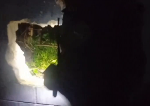 Criminosos abrem buraco em muro, invadem atacadista, rendem vigilante e atiram contra funcionária em Campos Criminosos abrem buraco em muro, invadem atacadista, rendem vigilante e atiram contra funcionária em Campos