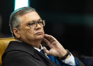 Flávio Dino pede vista de julgamento sobre Moraes e Mendonça, após bate-boca no plenário