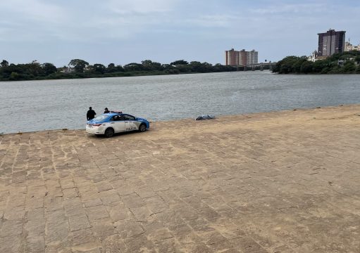 Homem é encontrado morto boiando no Rio Paraíba do Sul, próximo ao Cais da Lapa Homem é encontrado morto boiando no Rio Paraíba do Sul, próximo ao Cais da Lapa