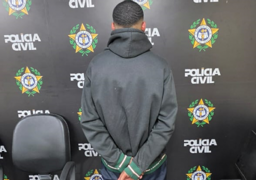 Homem é preso em flagrante por tráfico de drogas, no Turfe Clube, em Campos Homem é preso em flagrante por tráfico de drogas, no Turfe Clube, em Campos
