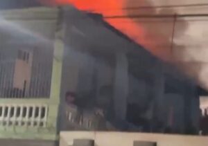 Incêndio atinge casarão histórico na área central de Campos, próximo à Cidade da Criança Incêndio atinge casarão histórico na área central de Campos, próximo à Cidade da Criança