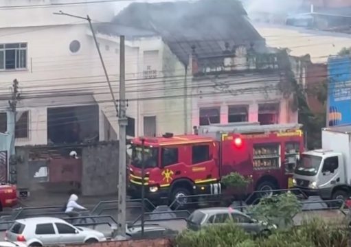 Incêndio atinge residência na Avenida 28 de Março, em Campos Incêndio atinge residência na Avenida 28 de Março, em Campos