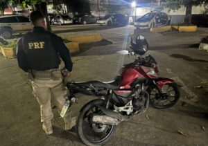 Motocicleta roubada é recuperada pela PRF minutos após crime em Campos