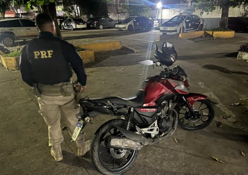 Motocicleta roubada é recuperada pela PRF minutos após crime em Campos Motocicleta roubada é recuperada pela PRF minutos após crime em Campos