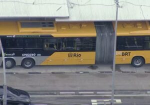 Passageiro morre após ser atingido por tiro dentro de BRT em Jacarepaguá, no Rio