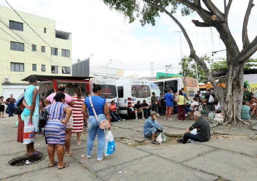 Permissionários do Setor C paralisam serviço e população amarga horas na fila sem solução Permissionários do Setor C paralisam serviço e população amarga horas na fila sem solução