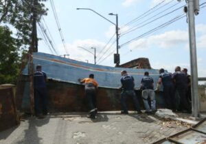 Prefeitura inicia instalação de chapas de ferro para impedir passagem de pedestres na Ponte Barcelos Martins