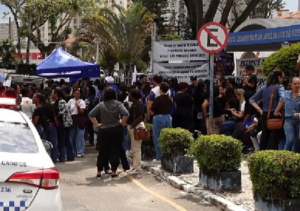 Profissionais de educação e agentes de saúde protestam por valorização de carreiras em Campos