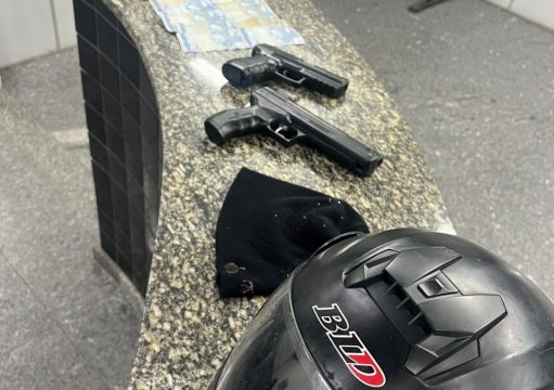 Suspeitos são presos com simulacros de arma de fogo Suspeitos são presos com simulacros de arma de fogo
