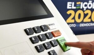 Urna eletrônica amplia recursos de acessibilidade para as Eleições 2026