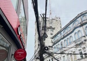 Fiação elétrica pega fogo no Calçadão em Campos
