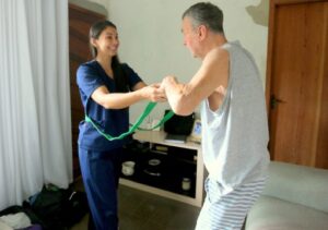 Fisioterapia em casa amplia o cuidado e a autonomia dos pacientes com tratamentos personalizados