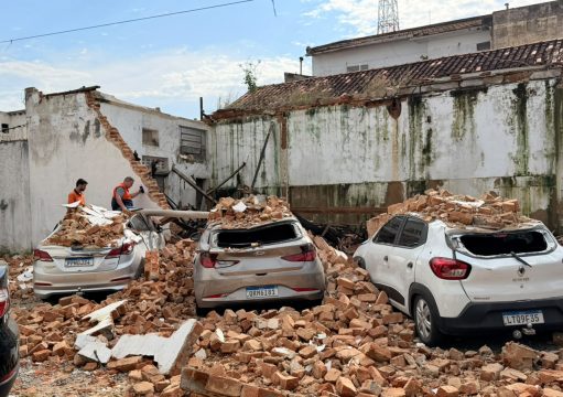 Imóvel desaba e atinge três carros e uma moto dentro de um estacionamento, no Centro de Campos Imóvel desaba e atinge três carros e uma moto dentro de um estacionamento, no Centro de Campos
