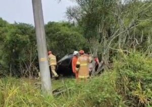 Motorista fica ferido após carro sair da pista na RJ-216, em Campos Motorista fica ferido após carro sair da pista na RJ-216, em Campos