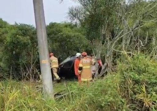 Motorista fica ferido após carro sair da pista na RJ-216, em Campos Motorista fica ferido após carro sair da pista na RJ-216, em Campos