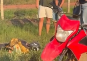 Mulher morre após colisão entre moto e caminhão na RJ-196, em Gargaú