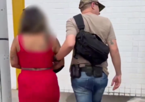 Mulher procurada por homicídio qualificado em Minas Gerais é presa em Macaé
