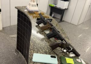 Perseguição na BR-101 termina em acidente, três detidos e quatro armas apreendidas em Campos