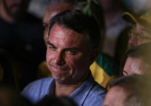Polícia Federal apura se Flávio Bolsonaro deixou o Brasil pela fronteira com a Argentina