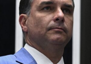 Polícia Federal intima Flávio Bolsonaro a entregar passaporte por determinação de Moraes Polícia Federal intima Flávio Bolsonaro a entregar passaporte por determinação de Moraes