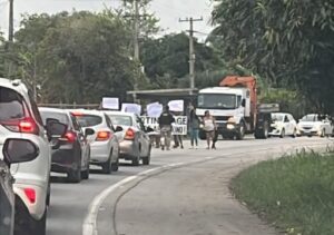 Protesto de moradores interdita BR-356 em Martins Lage, em Campos