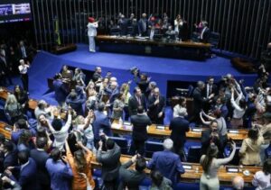 Senado aprova jornada de 40 horas semanais e garante dois dias de descanso Senado aprova jornada de 40 horas semanais e garante dois dias de descanso
