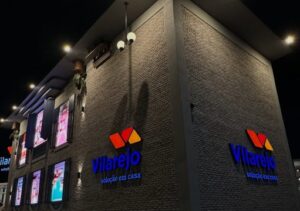 Vilarejo Acabamentos ganha nova fachada interativa e transforma noite em Campos Vilarejo Acabamentos ganha nova fachada interativa e transforma noite em Campos