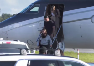 Voo com Flávio Bolsonaro e familiares pousa em Miami, nos EUA Voo com Flávio Bolsonaro e familiares pousa em Miami, nos EUA