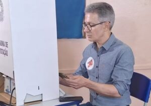 Zema vota com celular na mão e TRE apura